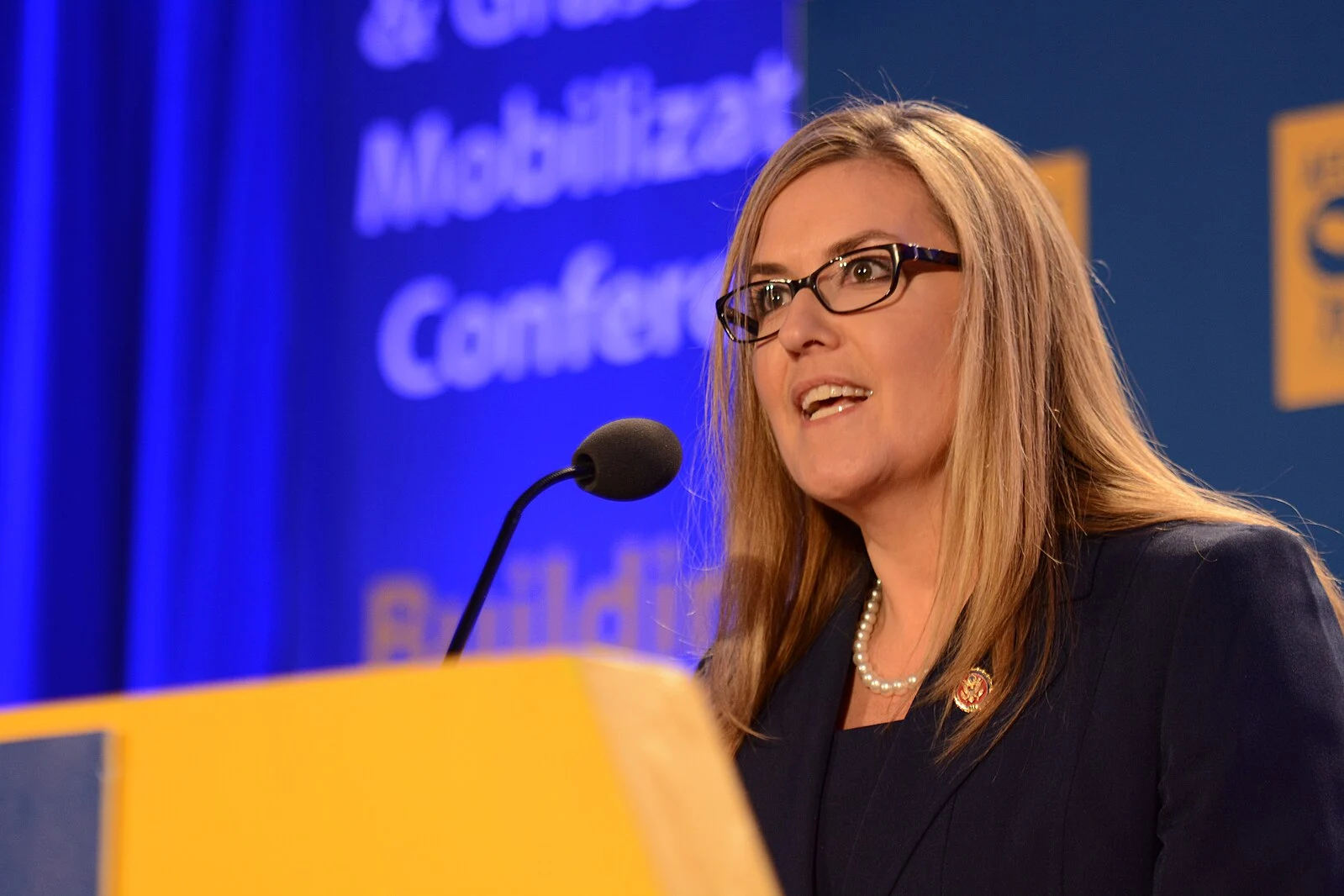 A Deputada Jennifer Wexton faz discurso histórico gerado por IA