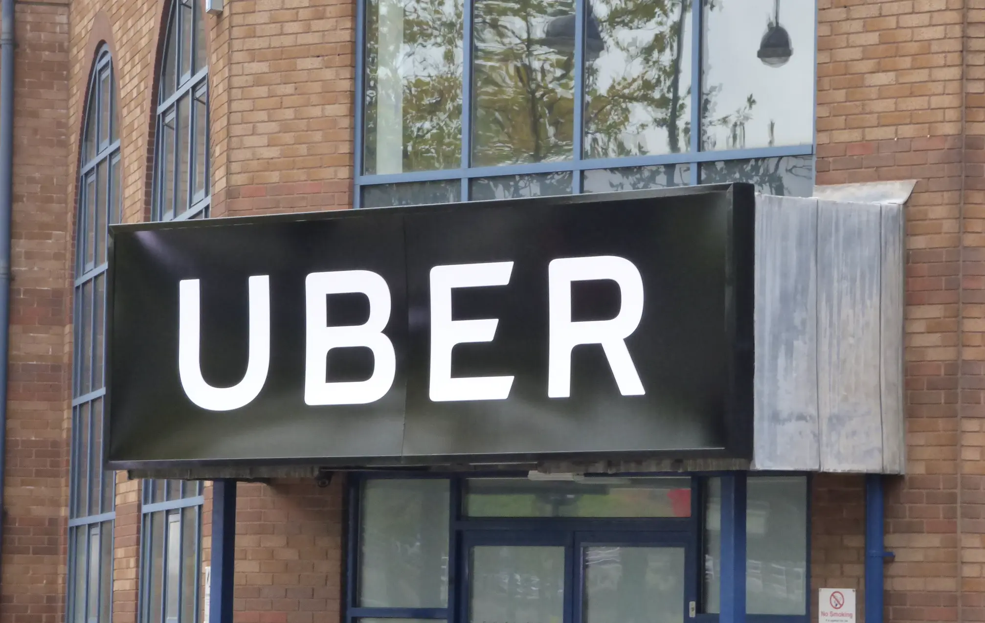 Uber e Wayve se unem para acelerar o desenvolvimento de táxis autônomos