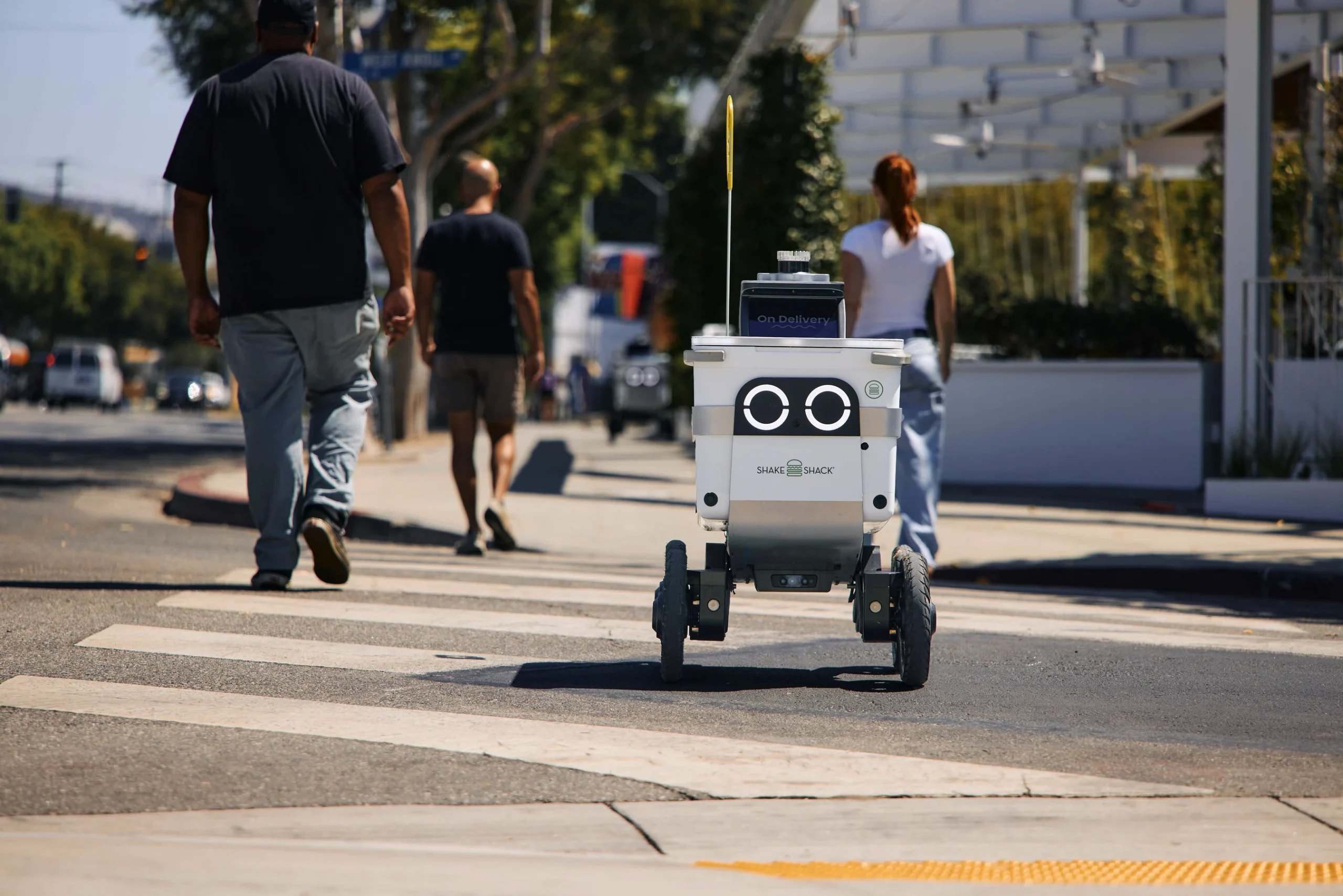 Shake Shack e Serve Robotics se unem para entregar comida com robôs em Los Angeles