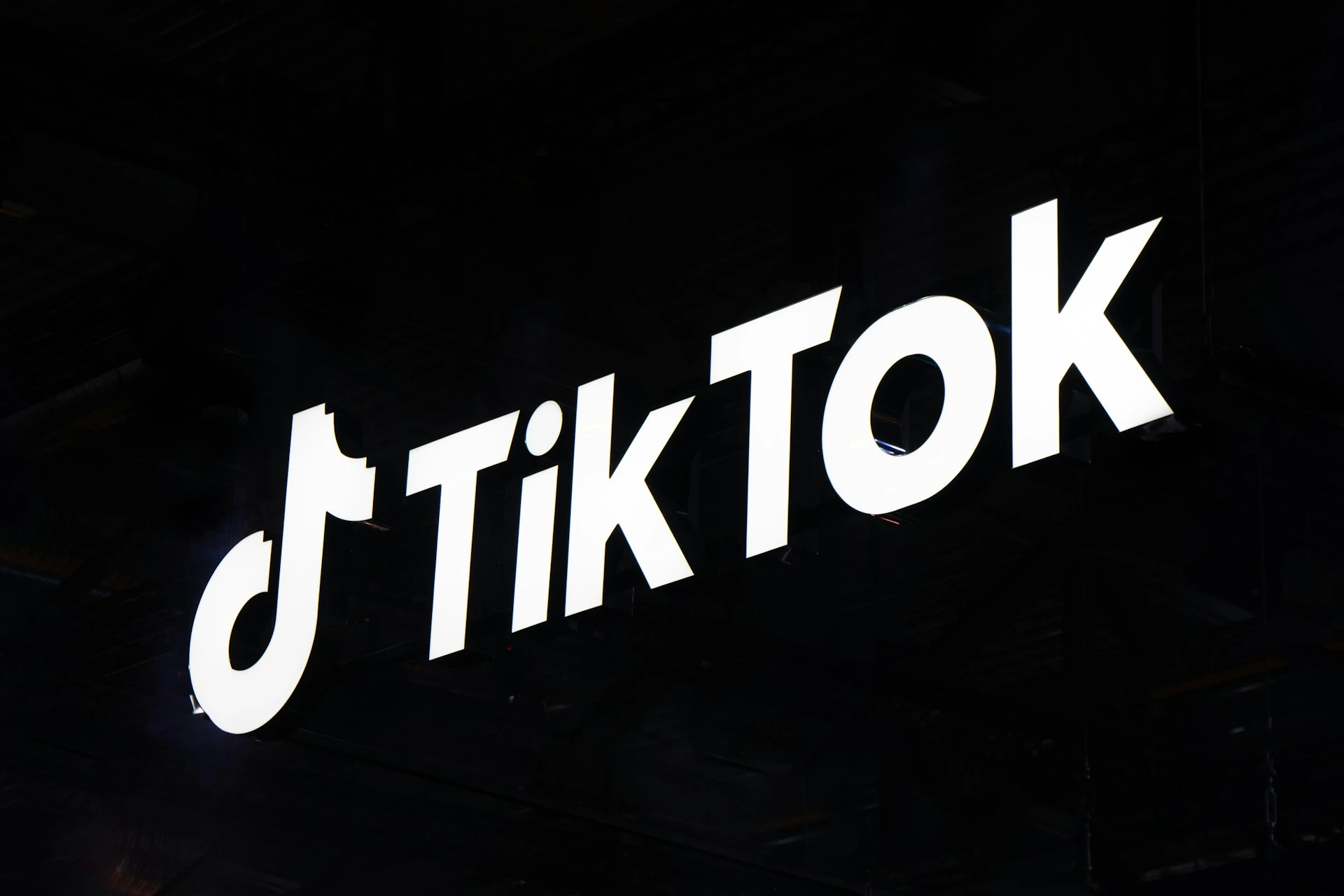 O TikTok Demite Centenas de Funcionários em Mudança para Moderação de Conteúdo por IA