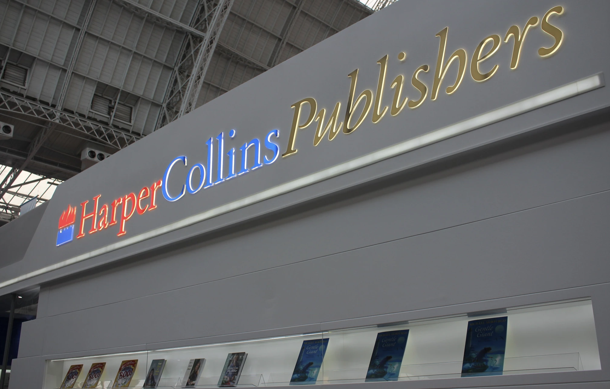 A HarperCollins Faz Parceria com Empresa de IA, Autores Discutem Participação