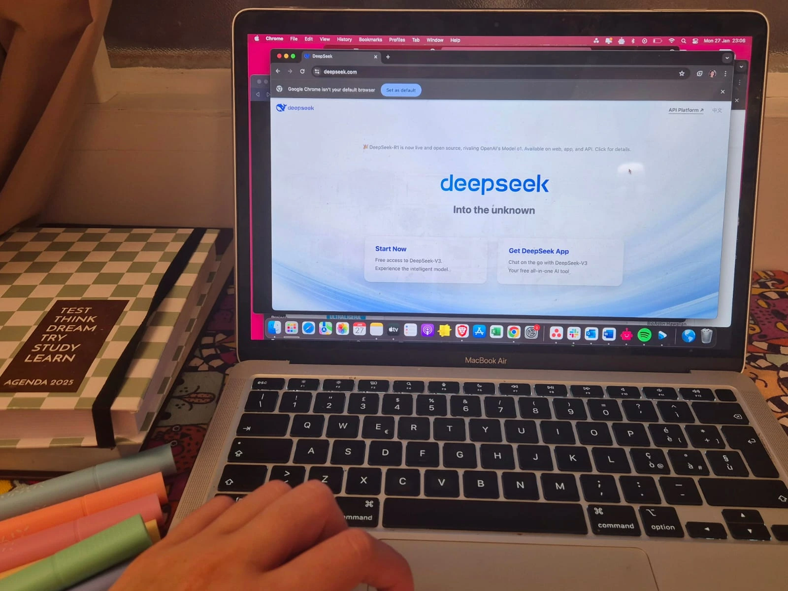 DeepSeek Restringe Inscrições Após Ataques Cibernéticos