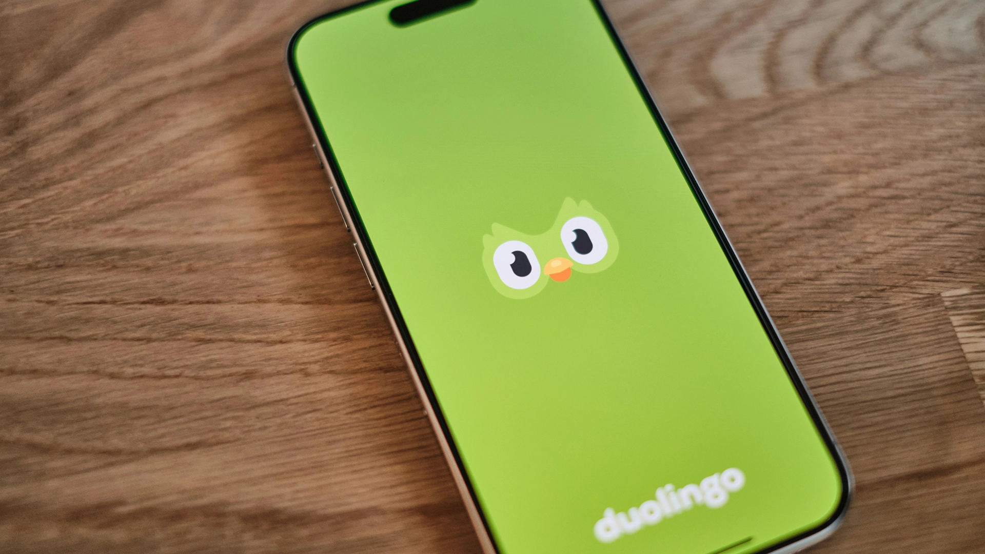Duolingo se Torna uma Empresa Prioritariamente de IA, Substituindo Contratados por IA